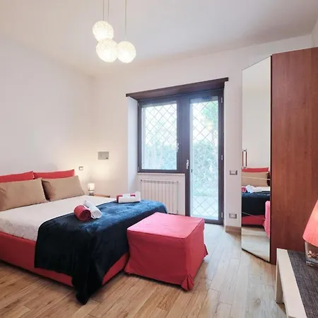 Cozy Flat Private Patio 2 Min Walk To Metro * Róma