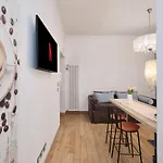Cozy Flat Private Patio 2 Min Walk To Metro Apartamento *