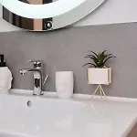 Cozy Flat Private Patio 2 Min Walk To Metro Apartamento *