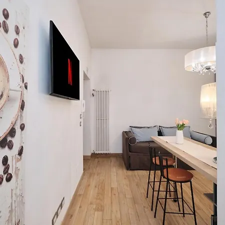 Cozy Flat Private Patio 2 Min Walk To Metro Apartment *