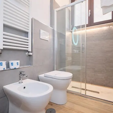 Cozy Flat Private Patio 2 Min Walk To Metro Apartment