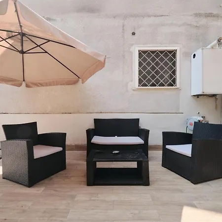 Cozy Flat Private Patio 2 Min Walk To Metro Apartment Rome