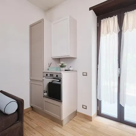 Cozy Flat Private Patio 2 Min Walk To Metro Apartment