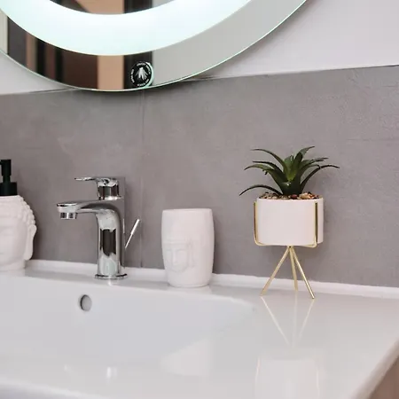 Cozy Flat Private Patio 2 Min Walk To Metro Apartment *
